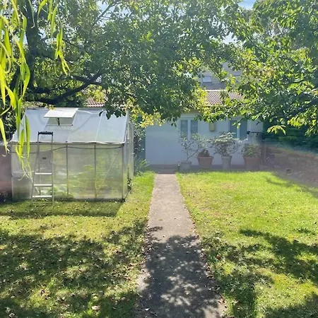 Maisonnette Dans Jardin Partage Colombes  Exterior photo